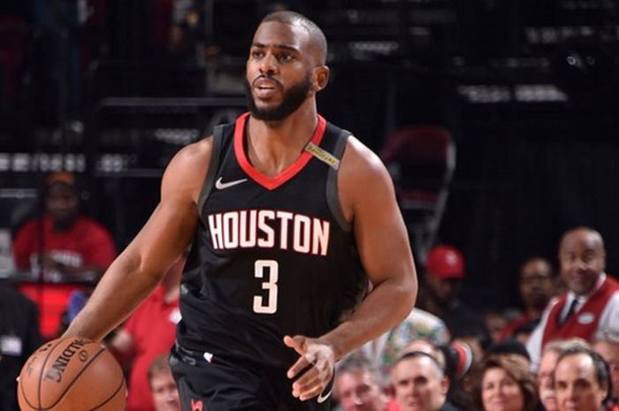 Aksi Chris Paul saat membela Houston Rockets pada partai kelima final wilayah barat NBA 2017/18 yang berlangsung pada Kamis (24/5/2018) waktu Amerika Serikat.