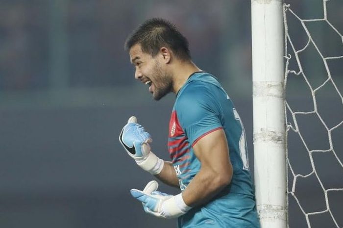 Teriakan kiper Persija, Andritany Ardhiyasa, saat timnya menjamu Bali United pada pekan ketujuh Liga 1 musim 2017 di Stadion Patriot, Kota Bekasi, 21 Mei 2017. 