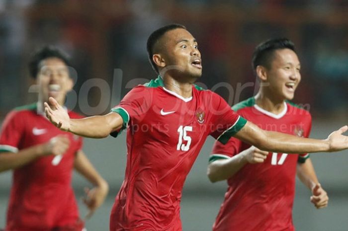 Selebrasi gelandang tim nasional U-19 Indonesia, Saddil Ramdani, seusai membobol gawang Thailand  dalam laga persahabatan di Stadion Wibawa Mukti, Cikarang, Minggu (8/10/2017). 