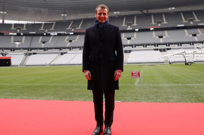 Presiden Prancis Emmanuel Macron berpose dalam acara inagurasi kunjungan venue Olimpiade dan Paralimpiade Paris 2024 di Stade de France, Selasa (27/2/2018).