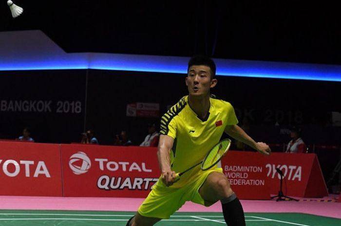 Pebulu tangkis tunggal putra China, Chen Long, mengembalikan kok ke arah Chou Tien Chen (Taiwan) pada laga perempat final Piala Thomas 2018 yang berlangsung di Impact Arena, Bangkok, Thailand, Kamis (24/5/2018).