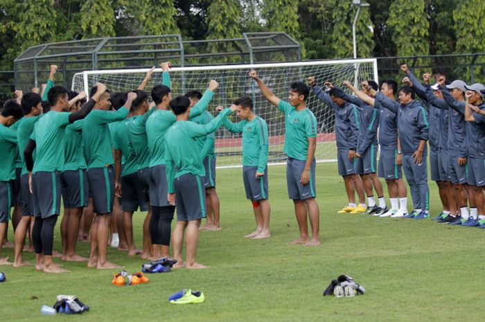 Timnas Indonesia U-19 melakukan yel-yel sebelum mengakhiri latihan, Sabtu (5/8/2017)