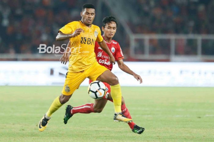 Penyerang Bhayangkara FC, Vendry Mofu, berduel dengan pemain Persija, Sandi Sute, pada laga pembuka Liga 1 2018 di Stadion Utama GBK pada Jumat (23/3/2018).