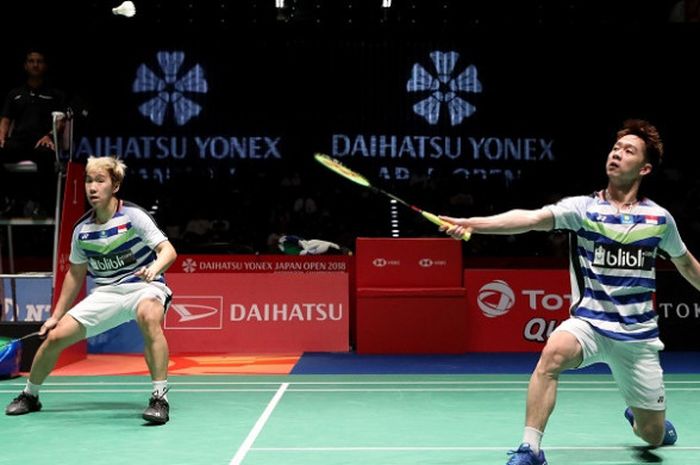 Pasangan ganda putra Indonesia, Marcus Fernaldi Gideon/Kevin Sanjaya Sukamuljo, mengembalikan kok ke arah He Jiting/Tan Qiang (China) pada babak semifinal Japan Open 2018 yang berlangsung di Musashino Forest Sport Plaza, Tokyo, Sabtu (15/9/2018).