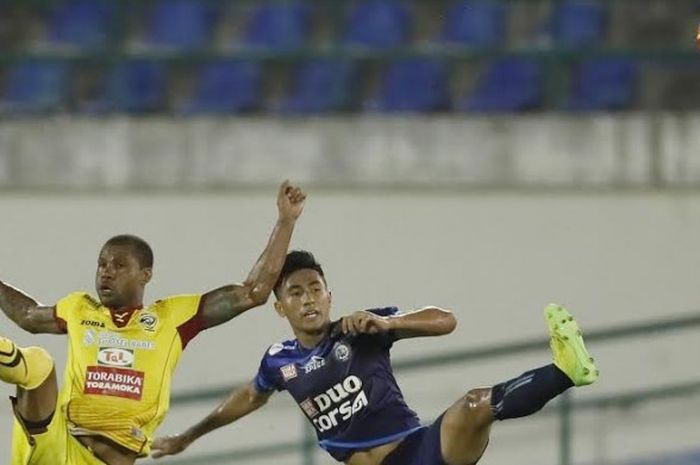 Duel penyerang Sriwijaya FC, Hilton Moreira dengan gelandang Arema FC, Hanif Sjahbandi (kanan) pada perempat final Piala Presiden 2017 di Stadion Manahan, Solo, Minggu (25/2/2017) malam.