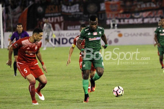 Pemain PSMS Medan, Wilfried Yessoh, dikejar oleh bek Persija Jakarta, Jaimerson dan Silva, pada laga leg pertama semifinal Piala Presiden 2018 di Stadion Manahan, Solo, Sabtu (10/2/2018).