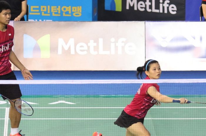 Pasangan ganda campuran Indonesia, Praveen Jordan (depan)/Debby Susanto, saat menjalani pertandingan melawan Takuro Hoki/Sayaka Hirota (Jepang) pada perempat final Korea Terbuka di SK Handball Stadium, Seoul, Jumat (15/9/2017).