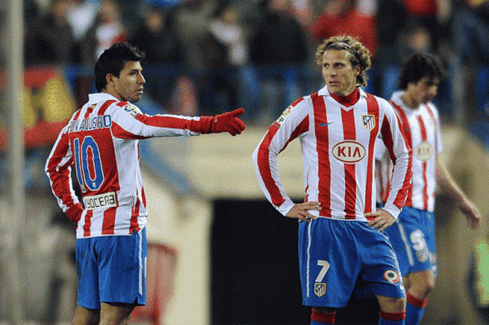 Sergio Aguero dan Diego Forlan bersiap untuk tendangan bebas dalam laga Spanish League football Match antara Atletico Madrid melawan Espanyol di Vicente Calderon Stadium, 27 November 2010. 