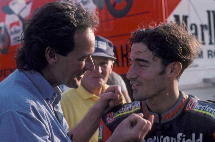 Max Biaggi (kanan) bersama Barry Shane pada tahun 1994.