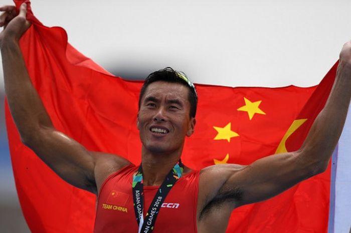 Pedayung Cina Zhang Liang yang meraih medali emas final dayung kelas ringan tunggal putra mengangkat bendera seusai penyerahan medali Asian Games ke-18 tahun 2018 di Venue Rowing Jakabaring Sport City, Palembang, Sumatera Selatan, Kamis (23/8/2018). 