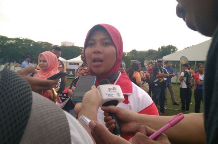 Pemanah putri Indonesia, Sri Ranti, menjawab pertanyaan wartawan seusai meraih medali emas nomor compound di Synthetic Turf Field, National Sports Council, KL Sports City, Rabu (16/8/2017).