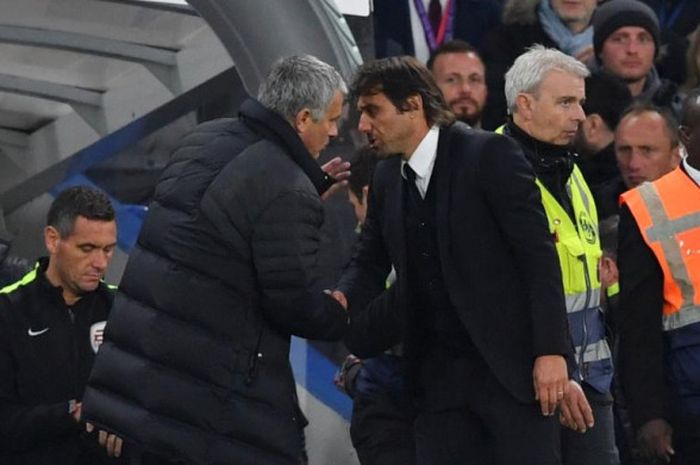 Pelatih Manchester United, Jose Mourinho (kiri), berbicara dengan pelatih Chelsea, Antonio Conte, dalam partai Liga Inggris di Stamford Bridge, London, 23 Oktober 2016.