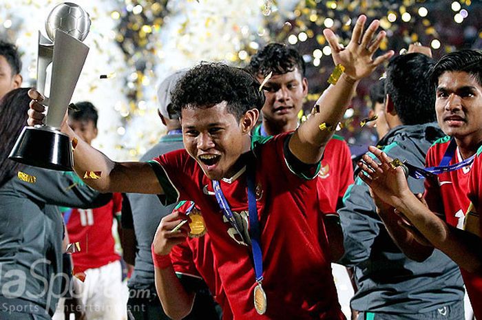  Ekspresi penyerang timnas U-16 Indonesia, Amiruddin Bagus Kahfi, saat merayakan sukses menjadi juara Piala AFF U-16 2018 usai mengalahkan Thailand lewat adu penalti di Stadion Gelora Delta Sidoarjo, Jawa Timur, Sabtu (11/08/2018) malam. 