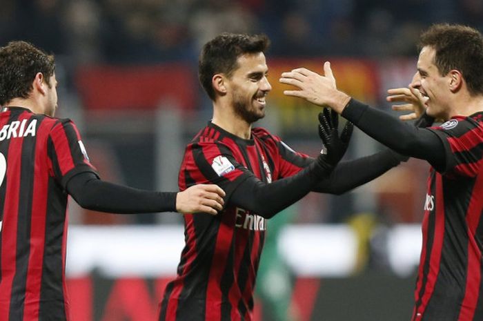 Pemain AC Milan, Suso (tengah), merayakan gol yang dia cetak ke gawang Hellas Verona dalam laga babak 16 besar Coppa Italia di Stadion San Siro, Milan, pada 13 Desember 2017.