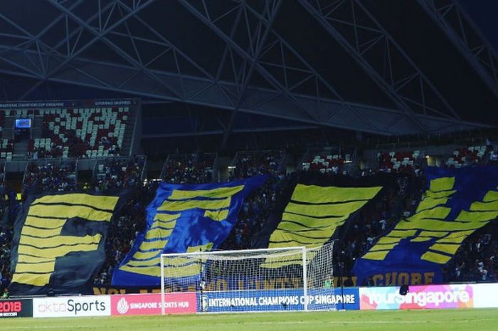 Para suporter Inter Club Indonesia membentuk koreografi pada laga Inter Milan vs Chelsea di International Champions Cup 2017 di Stadion Nasional, Singapura, 29 Juli 2017.