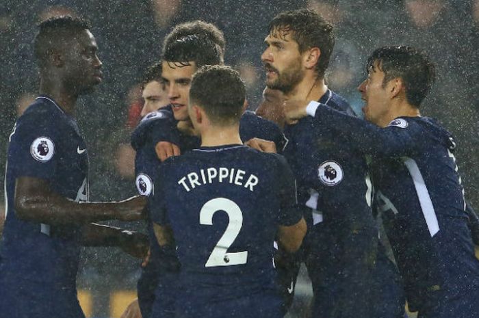 Pemain Tottenham Hotspur merayakan gol Fernando Llorente (kedua dari kanan) ke gawang Swansea City dalam laga lanjutan Liga Inggris di Stadion Liberty, Swansea, Rabu (3/1/2017) dini hari WIB.