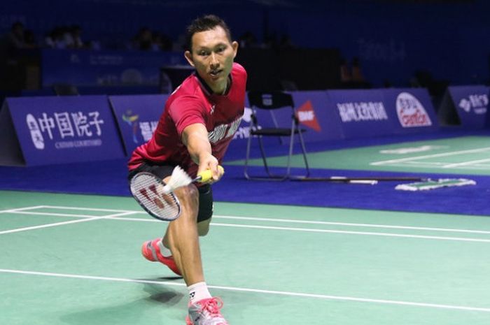 Pebulu tangkis tunggal putra Indonesia, Sony Dwi Kuncoro, mengembalikan kok ke arah Ren Pongbo (China) pada babak final kualifikasi China Terbuka yang berlangsung di Haixia Olympic Sports Center, Fuzhou, China, Selasa (14/11/2017).