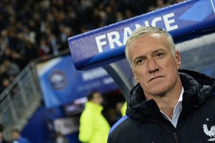  Pelatih tim nasional Prancis, Didier Deschamps, mendampingi timnya dalam laga persahabatan kontra Rusia di Stade de France, Selasa (29/3/2016). 