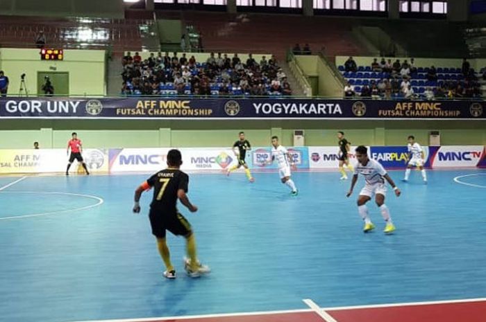 Aksi kapten timnas futsal Malaysia, M Khairul Effendy (7) saat menghadapi timnas futsal Kamboja pada fase penyisihan Grup A Piala AFF Futsal 2018 di GOR UNY, Kabupaten Sleman, 5 November 2018. 