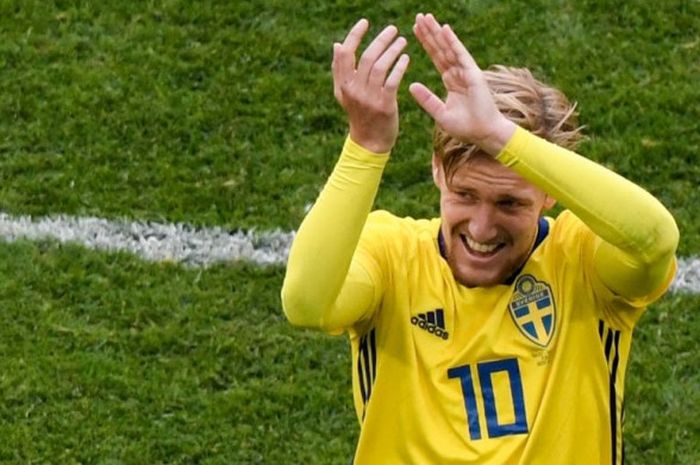 Emil Forsberg memberikan apresiasi pada penonton seusai laga babak 16 besar Piala Dunia 2018 Swedia kontra Swiss di Stadion Saint Petersburg, 3 Juli 2018.