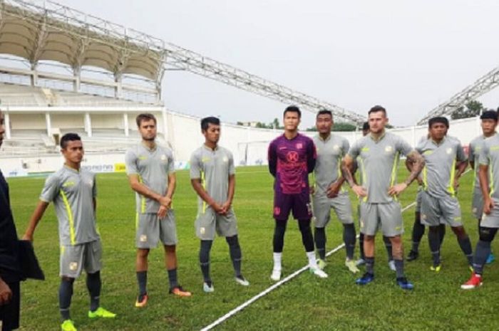 Skuad Barito Putera menjalani official training di Stadion Aji Imbut, Tenggarong, Kalimantan Timur, Kamis (10/8/2017).