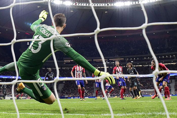 Aksi kiper Atletico Madrid, Jan Oblak, saat melakukan penyelamatan dalam laga lanjutan Grup C Liga Champions 2017-2018 melawan Chelsea di Stadoni Metropolitan pada 27 September 2017. 