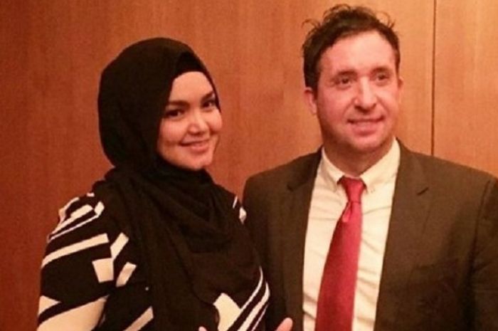 Siti Nurhaliza bertemu Robbie Fowler pada acara LFC World di Kuala Lumpur, Jumat (16/12/2016). 