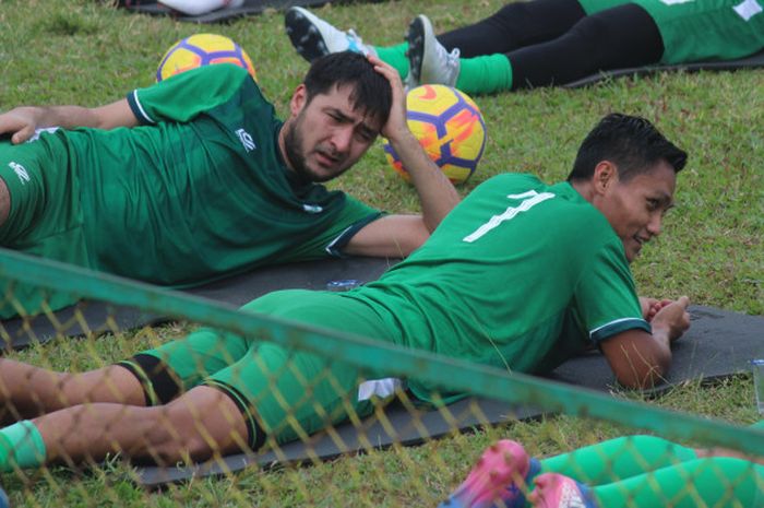 Gelandang asal Uzbekistan, Dilshod Sharofetdinov, dalam sesi latihan tim di Stadion Kebun Bunga, Medan, Rabu (7/3/2018).