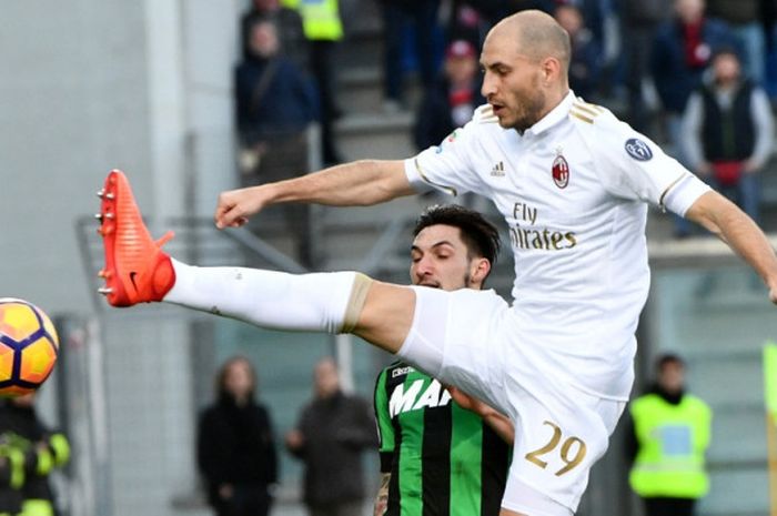 Bek AC Milan, Gabriel Paletta (atas), beraksi dalam laga Liga Italia melawan Sassuolo di Mapei Stadium, Reggio Emilia, 26 Februari 2017.