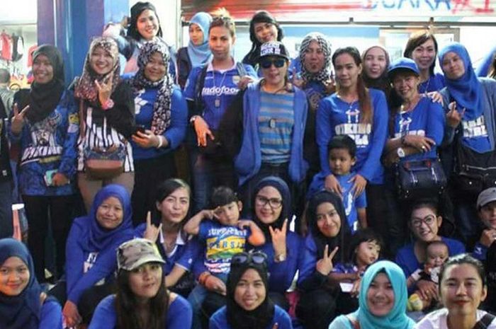 Suporter Persib Bandung wanita yang tergabung  dalam Viking Girl tetap aktif menonton Maung Bandung di Stadion meskipun bulan Ramadhan, Kamis (17/5/2018)