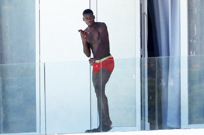 Paul Pogba saat berada di balkon kediamanya di Los Angeles.