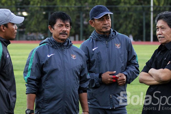 Emha Ainun Nadjib mengunjungi tempat latihan Timnas Indonesia U-19 di Yogyakarta.