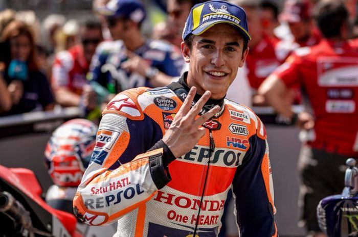 Marc Marquez (Repsol Honda) berpose usai menyelesaikan balapan MotoGP Republik Ceska 2018 yang berlangsung Minggu (5/8/2018).