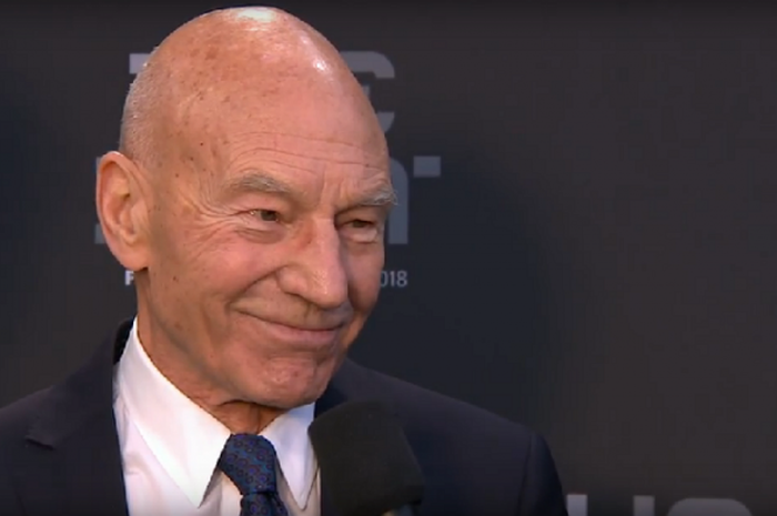 Aktor asal Inggris, Sir Patrick Stewart, saat meladeni pertanyaan wartawan FIFA TV jelang acara FIFA The Best 2018 di London, Inggris, pada Senin (24/9/2018).