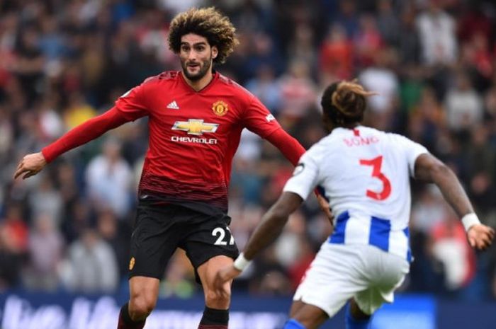 Gelandang Manchester United, Marouane Fellaini, mencoba melewati pemain Brighton & Hove Albion, Gaetan Bong, dalam partai Liga Inggris di Stadion American Express, Brighton, 19 Agustus 2018.