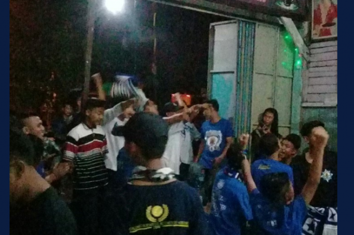 seorang Aremanita unggah foto acara nonton bareng laga Arema versus Persib bandung di Kendal