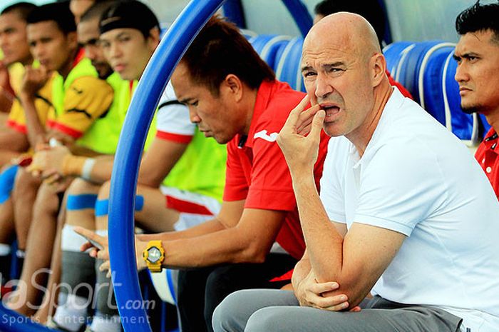 Pelatih Mitra Kukar, Rafael Berges Marin, mengamati jalannya laga antara tim asuhannya melawan Arema FC pada pekan pertama Liga 1 2018 di Stadion Kanjuruhan Kabupaten Malang, Jawa Timur, Sabtu (24/03/2018) sore.