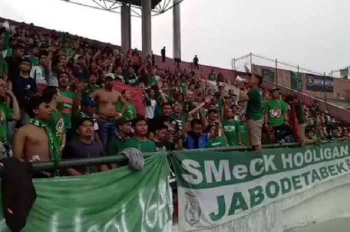 Aksi Suporter PSMS Medan di Stadion Manahan, Solo