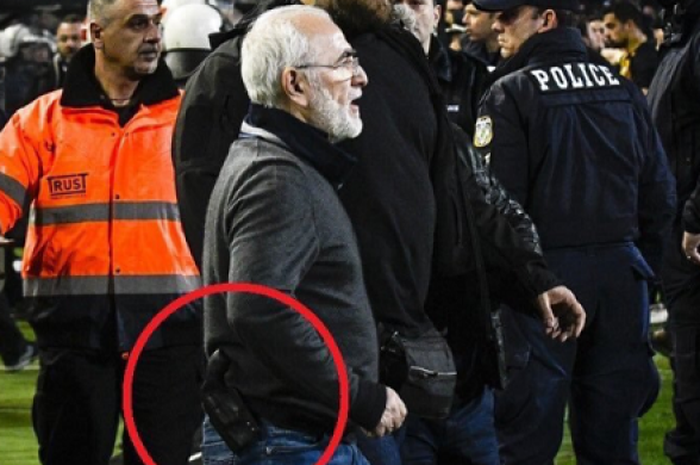 Presiden PAOK FC membawa pistol ketika terjadi kerusuhan pada laga PAOK melawan AEK Athens di Liga Yunani, Minggu (11/3/2018).