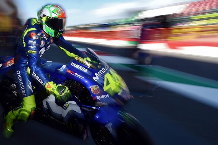 Pebalap tim Movistar Yamaha, Valentino Rossi, keluar dari jalur pit saat melakoni sesi latihan bebas ketiga pada MotoGP Italia 2018 yang berlangsung di Sirkuit Mugello, Sabtu (2/6/2018).