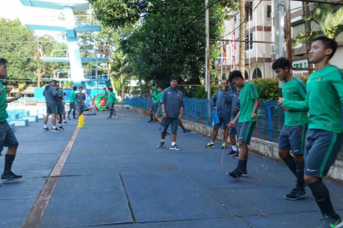 Suasana latihan timnas U-19 Indonesia sesi sore di Hotel Olympic, Yangon, Myanmar, Kamis (14/9/2017).