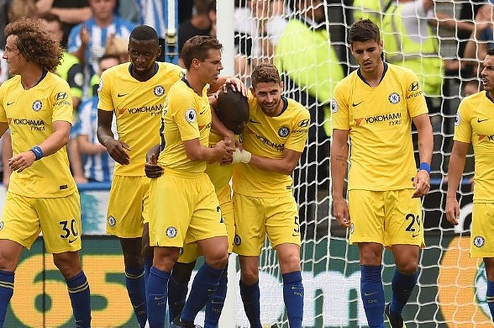 Gelandang Chelsea, N'Golo Kante (tengah), merayakan gol yang dicetak ke gawang Huddersfield Town dalam laga Liga Inggris di Stadion John Smith's, Huddersfield pada 11 Agustus 2018.