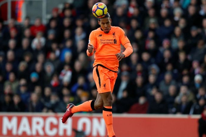 Bek Liverpool FC, Virgil van Dijk, menyundul bola dalam laga Liga Inggris kontra Southampton di Stadion St. Mary's, Southampton, pada 11 Februari 2018.