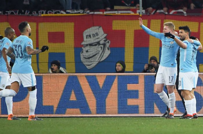 Dua pemain Manchester City, Kevin de Bruyne dan Sergio Aguero melakukan selebrasi usai penyerang Argentina mencetak gol untuk Manchester City saat melawan FC Basel pada laga leg pertama babak 16 besar Liga Champions, Selasa (13/2/2018) waktu setempat.