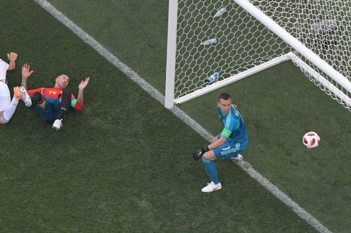 Bek timnas Rusia, Sergei Ignashevich (4), mencetak gol bunuh diri dalam laga melawan Spanyol di babak 16 besar Piala Dunia 2018, 1 Juli 2018 di Luzhniki Stadium, Moskow.