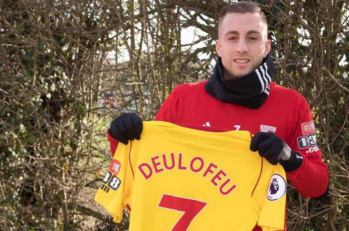 Gelandang baru Watford, Gerard Deulofeu, berpose bersama seragam tim di sela-sela sesi latihan pada Selasa (30/1/2018).