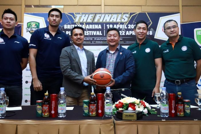 Direktur IBL, Hasan Gozali (ketiga dari kanan), berpose dengan perwakilan Pertamina (ketiga dari kiri) serta perwakilan tim finalis IBL 2017-2018, Pelita Jaya Jakarta (kaos hijau) dan Satria Muda Pertamina Jakarta (kaos biru), seusai menggelar konferensi pers final IBL di Hotel Santika Premier Slipi, Jakarta, Selasa (17/4/2018).