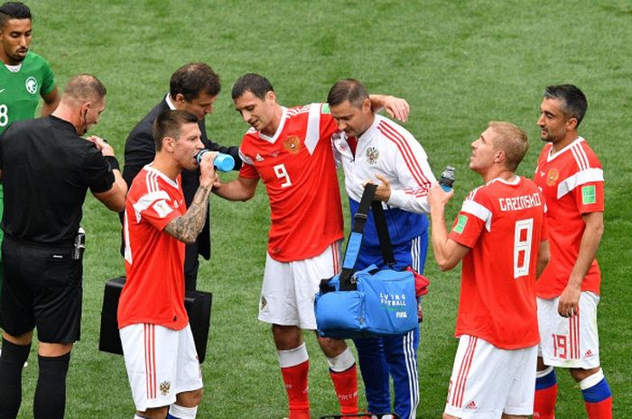 Gelandang Timnas Rusia, Alan Dzagoev (9), meninggalkan lapangan setelah mengalami cedera dalam laga pembukaan Piala Dunia 2018 melawan Arab Saudi, di Luzhniki Stadium, Moskow, 14 Juni 2018.