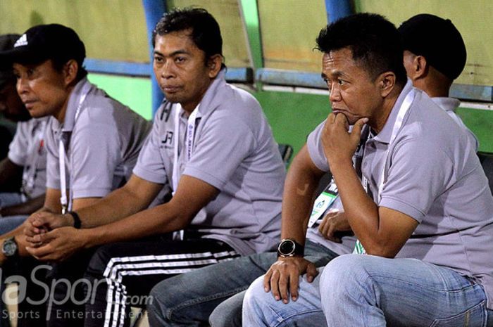 Pelatih Perseru Serui, Agus Yuwono (kanan), mengamati jalannya laga  melawan Arema FC di pekan ke 10 Liga 1 di Stadion Gajayana Malang, Jawa Timur, Sabtu (10/06/2017) malam.