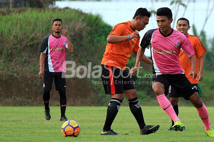 Pemain Arema FC Dedik Setiawan saat bersama tim kumpulan pemain asli Malang, Dokjreng FC kembali berlaga melawan tim UB All Star di Lapangan UB Malang, Jawa Timur, Selasa (12/06/2018) sore.